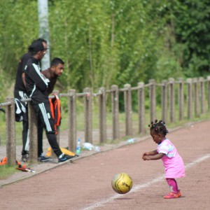 Kleines Mädchen mit Fußball